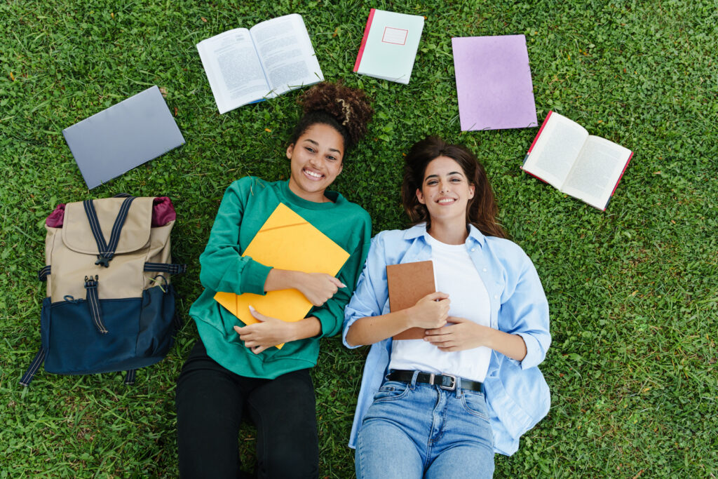 Deux jeunes filles couchées sur le sol