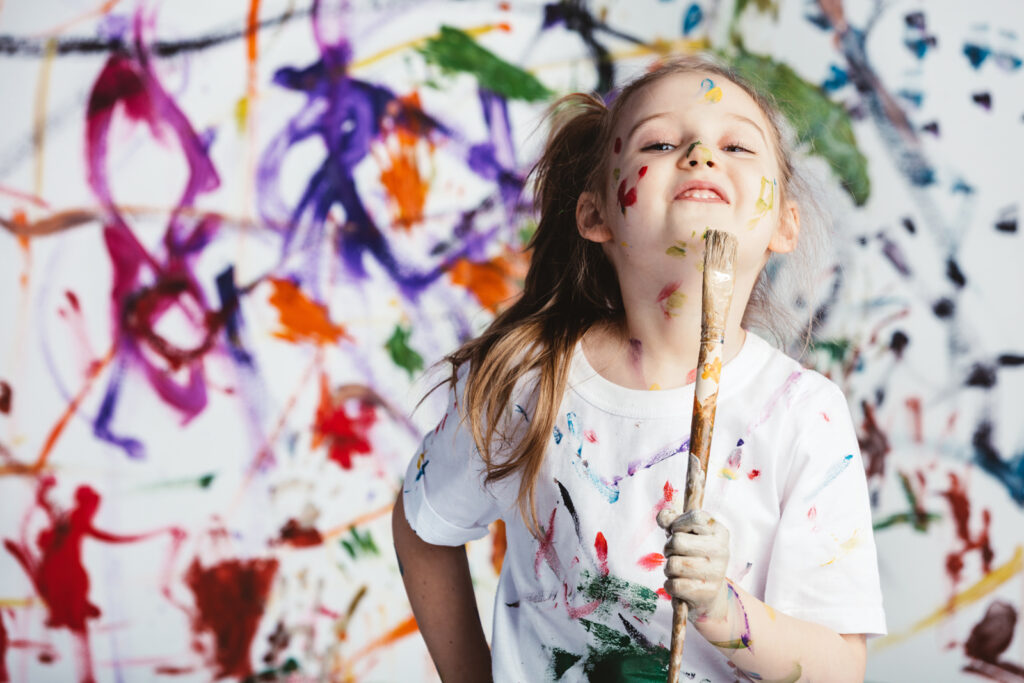 Petite fille qui joue avec de la peinture