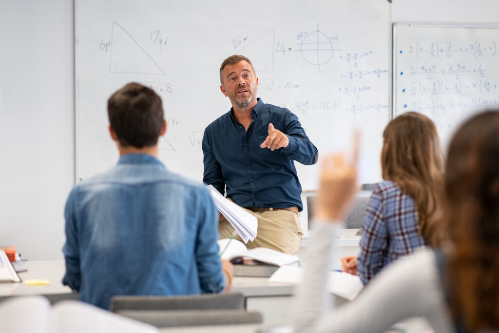 Professeur de mathématique qui donne cours