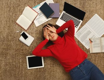 Adolescent stressé et anxieux face aux examens