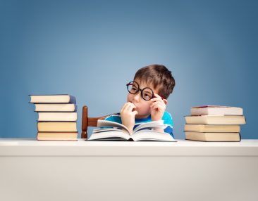 Enfant confus lisant des livres scolaires